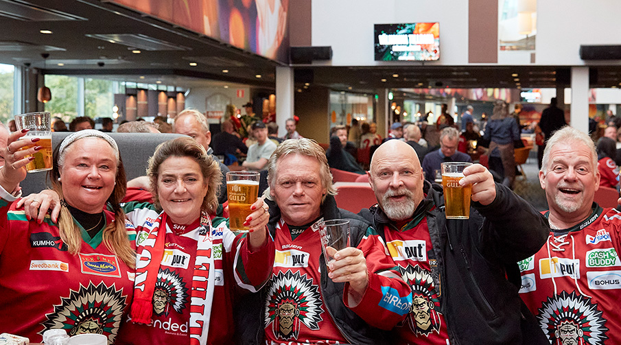 Frölunda-supportrar som sitter tillsammans och höjer sina glas i Scandinaviums restaurang Glöd Kök & Bar.