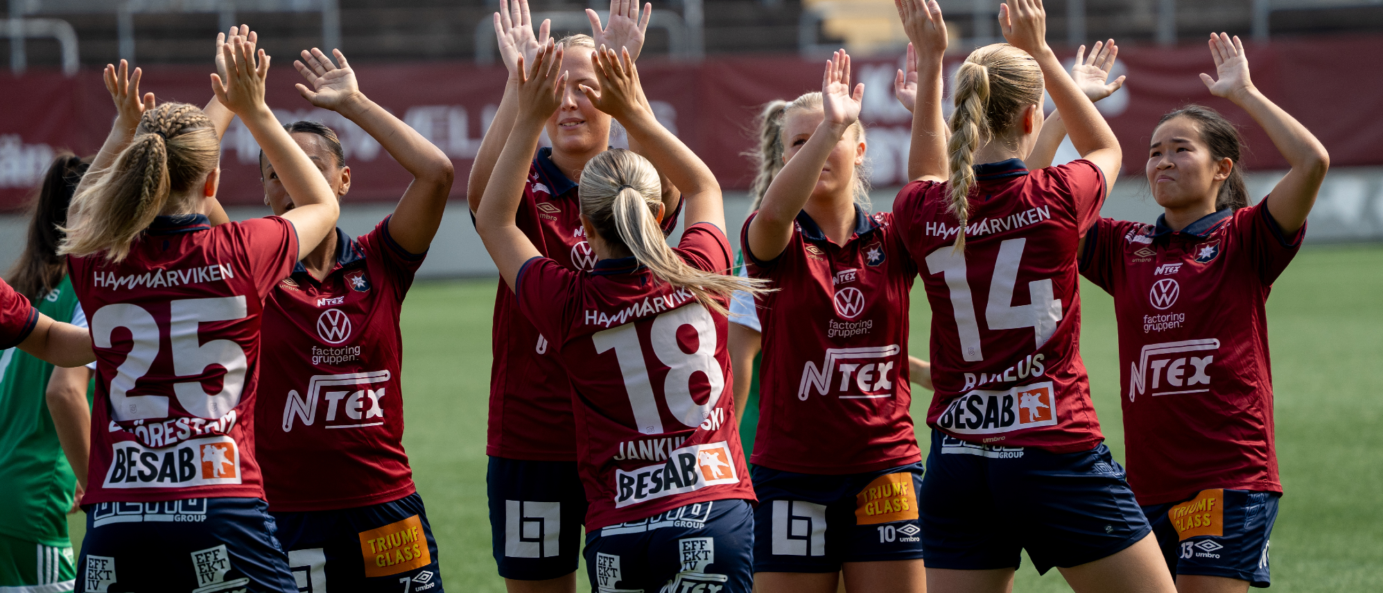 ÖIS damer firar tillsammans på fotbollsplanen.