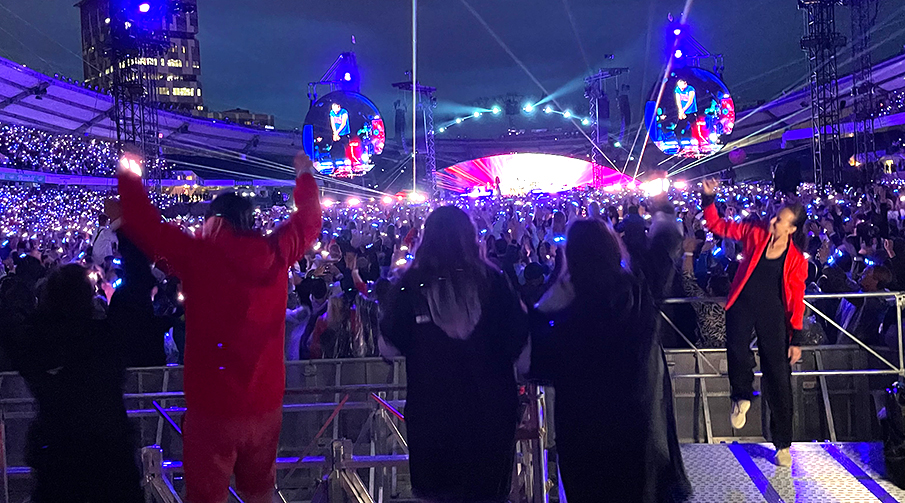En tolk står framför några människor och teckentolkar en konsert på Ullevi.