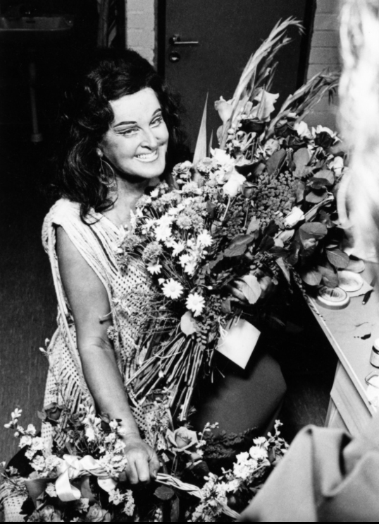 Birgit Nilsson med en stor bukett blommor.