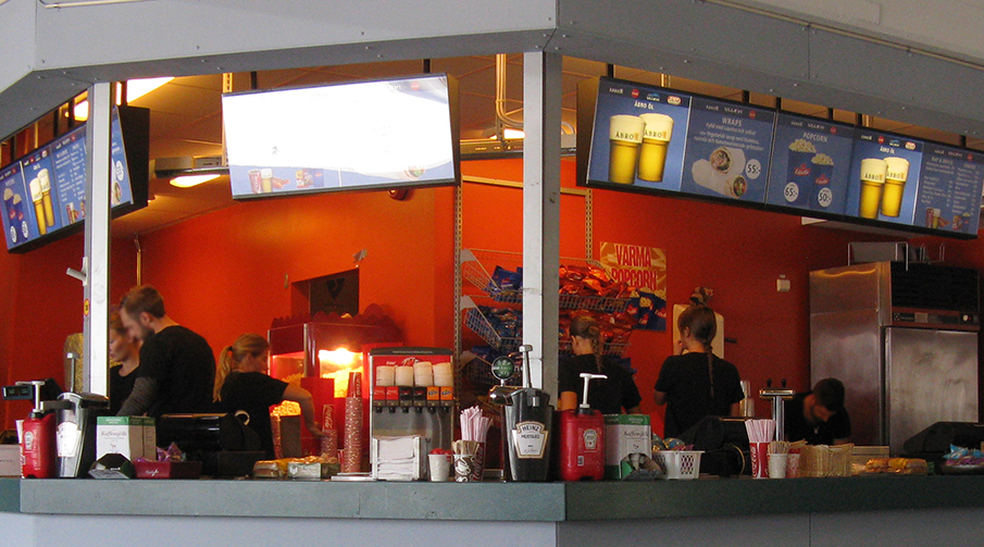 Öppen kiosk på Ullevi. I kiosken säljs bland annat godis, popcorn, öl och korv med bröd.