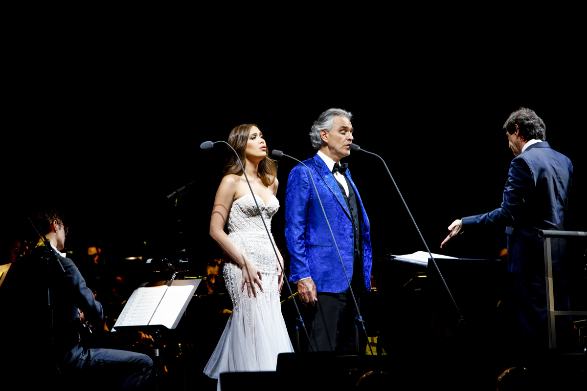Andrea Bocelli på scenen tillsammans med sopranen Larisa Martinez.