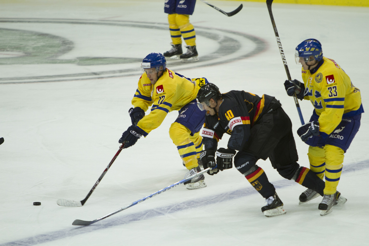 Tre Kronor och Tysklands landslag spelar ishockey.