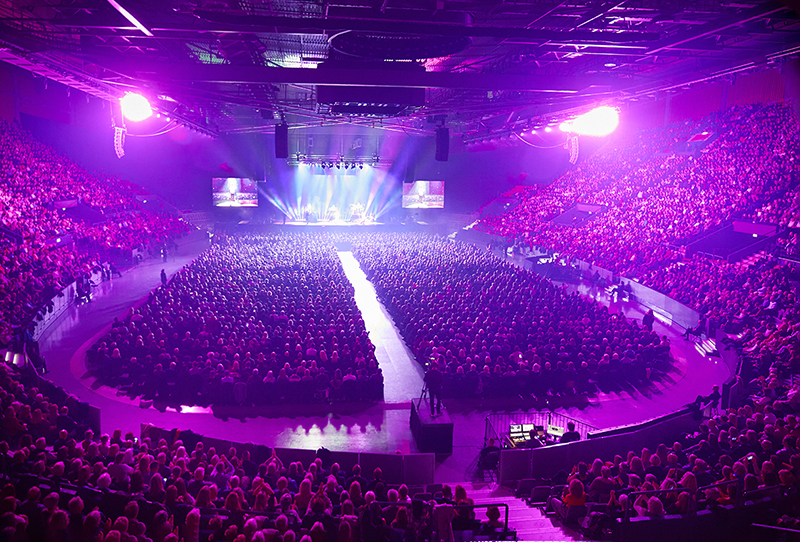 Bilden är tagen på en fullsatt publik längst bak i Scandinavium. Ljuset i arenan är lila.