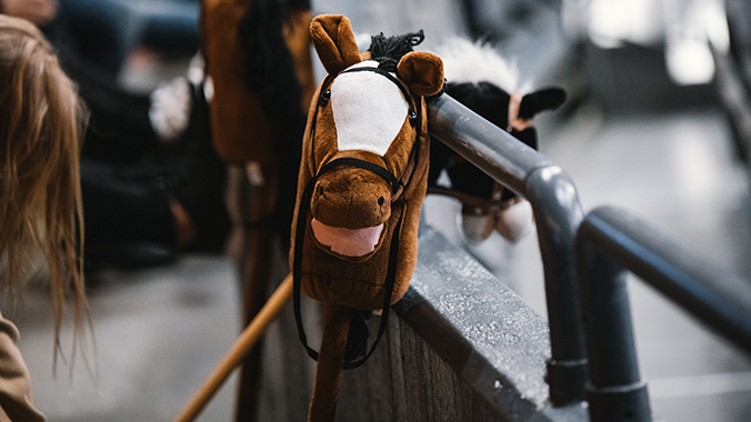 En käpphäst lutad mot ett räcke.