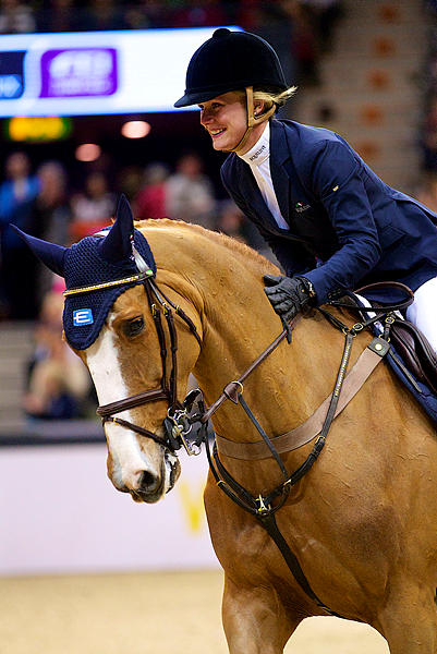 Ryttaren Angelica Augustsson på sin häst.
