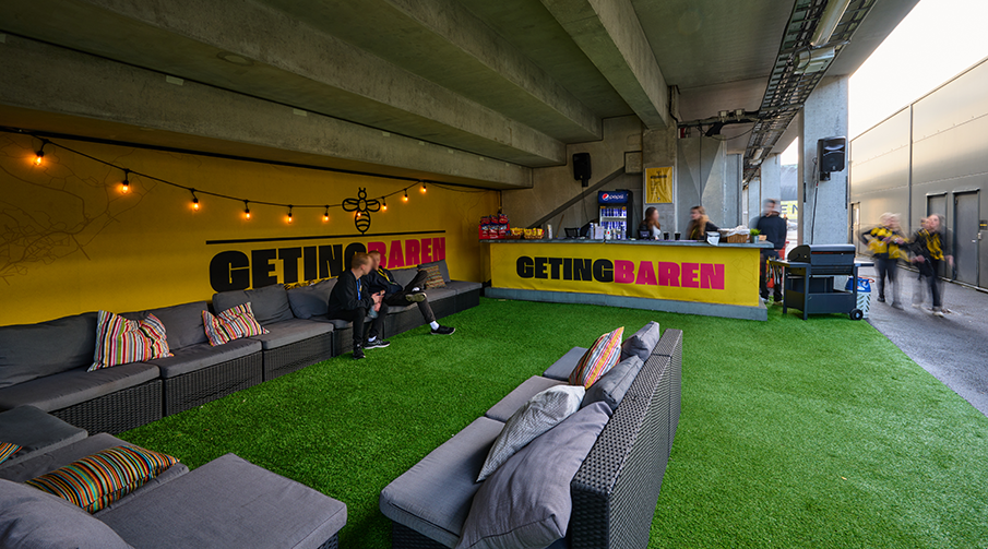 Supportrar som sitter i Getingbarens loungesoffor och snackar.