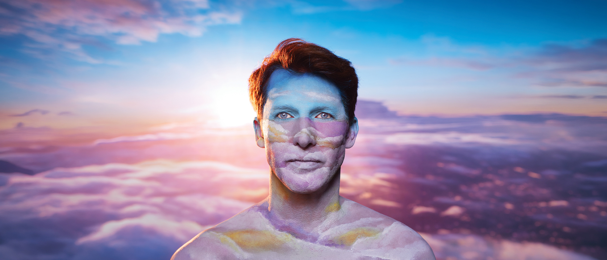 James Blunt bland rosa moln och en blå himmel.
