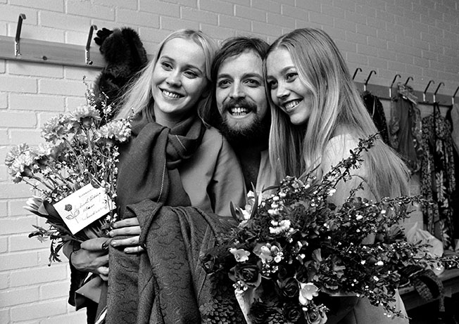 Agnetha Fältskog, Peter Winsnes och Titti Sjöblom med blommor.