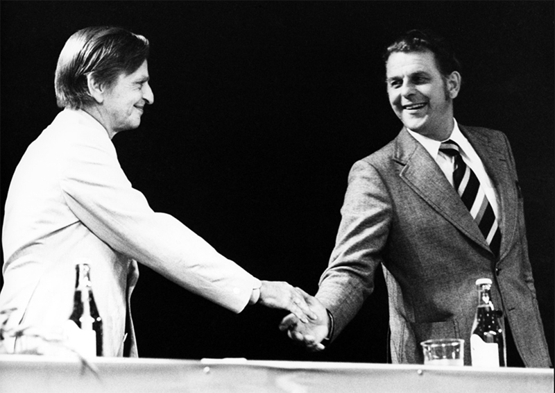 Olof Palme och Thorbjörn Fälldin skakar hand.