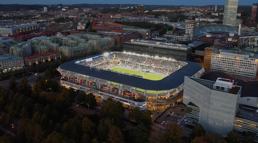 Gamla Ullevi från ovan. En match pågår på arenan och läktarna är fulla. I bakgrunden syns Ullevi.