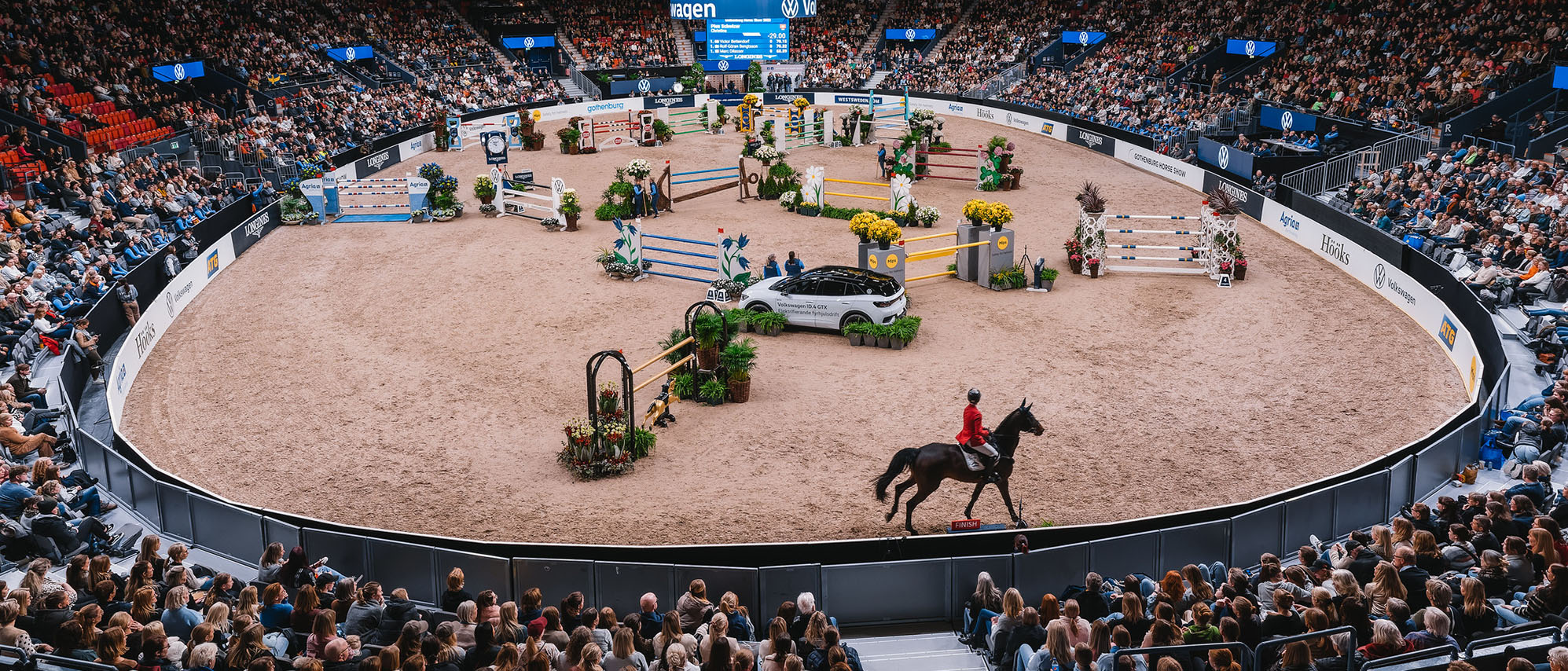 Ett fullsatt Scandinavium som ser på hästhoppning under Gothenburg Horse Show.