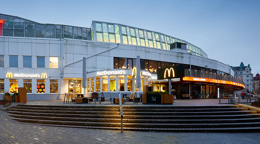 Ingången till McDonalds från utsidan av Scandinavium.