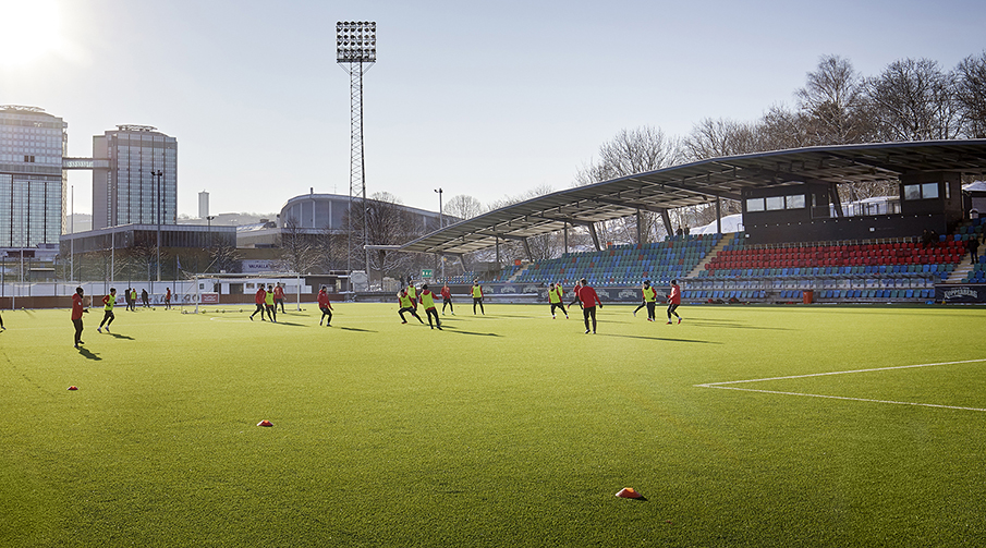 Fotbollsmatch som pågår på Valhalla IP.