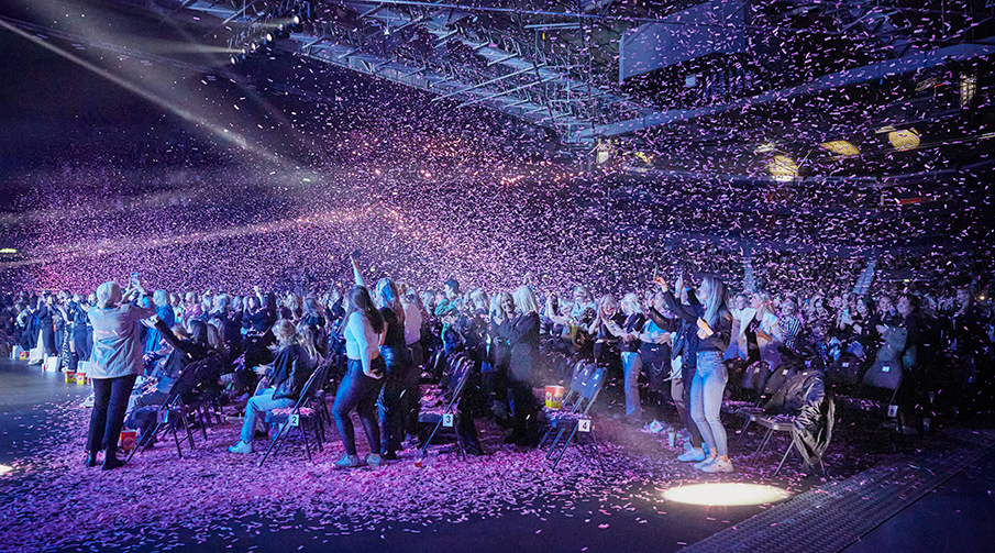 Ett publikhav som dansar i konfetti på Scandinavium.