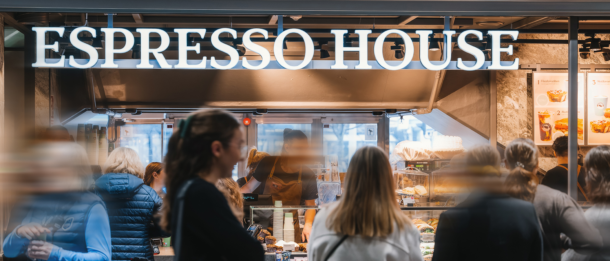 Personer som står i kö för att beställa kaffe på Espresso House på Scandinavium.