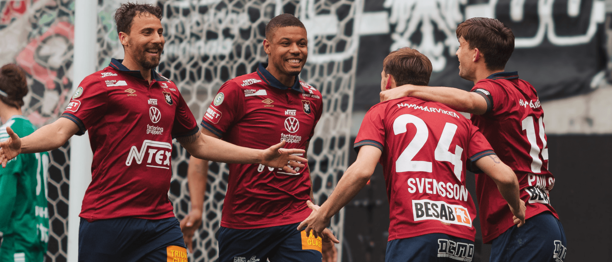 ÖIS herrar firar på fotbollsplan tillsammans. 