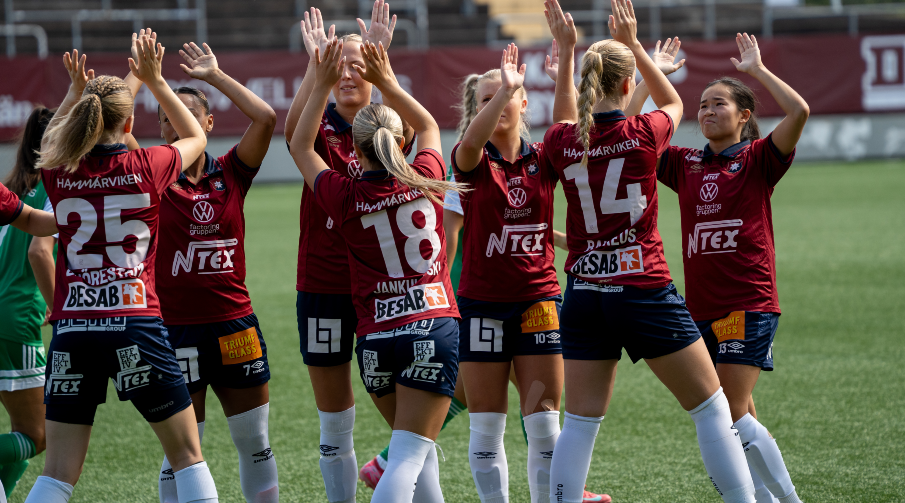 ÖIS damer firar tillsammans på fotbollsplanen.