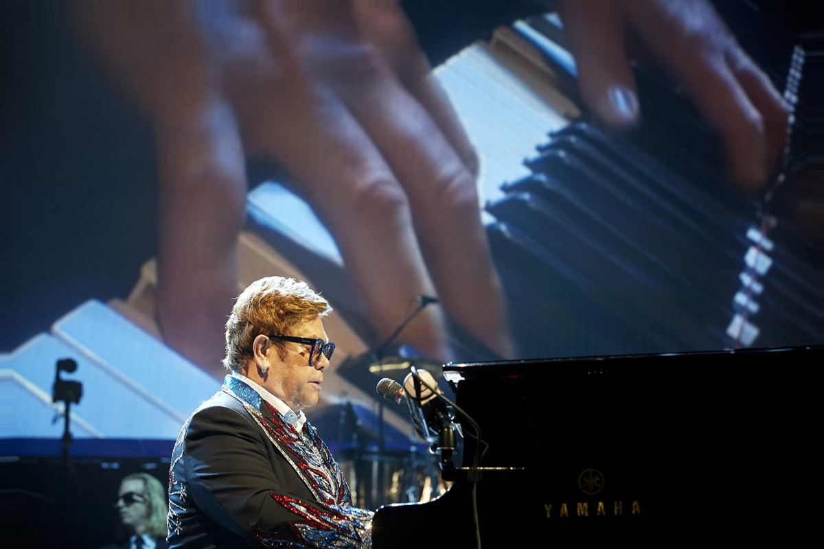 Elton John spelar piano.