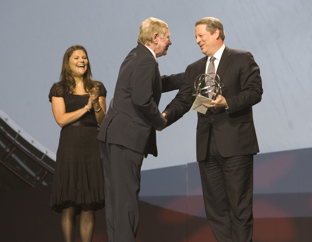 Al Gore tar emot pris från kronprinsessan Victoria och kommunstyrelsens ordförande Göran Johansson