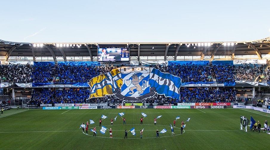Gamla Ullevis läktare som är fyllda av IFK Göteborgs-supportrar som håller upp blåvita tifon.