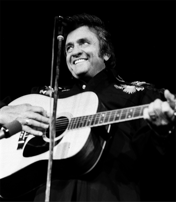 Johnny Cash som spelar gitarr.