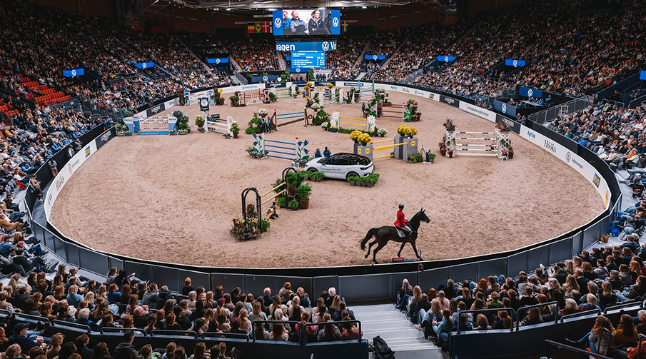 Ett fullsatt Scandinavium som ser på hästhoppning under Gothenburg Horse Show.