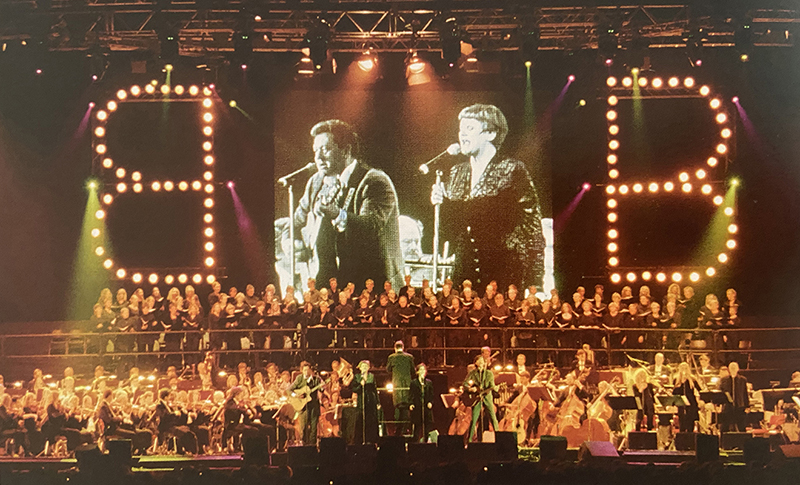 Stor orkester på scenen under en hyllningskonsert för Björn och Benny.