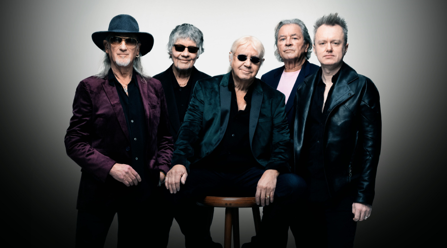 Deep Purple svartklädda mot en vit bakgrund. 