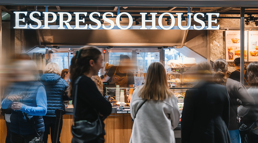 Personer som står i kö för att beställa kaffe på Espresso House på Scandinavium.