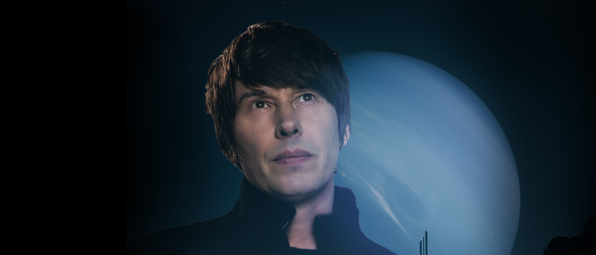 Brian Cox framför en planet. 