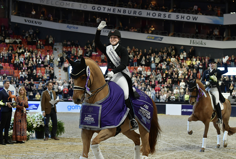 Cathrine Dufour Laudrup på hästen Atterupsgaards Cassidy och hon vinkar till publiken efter sin vinst i Scandinavium.