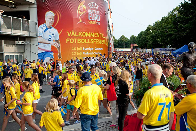 Massor av människor utanför Gamla Ullevi inför UEFA Women's Euro Sweden. Nästan alla är klädda i svensk lagtröja.