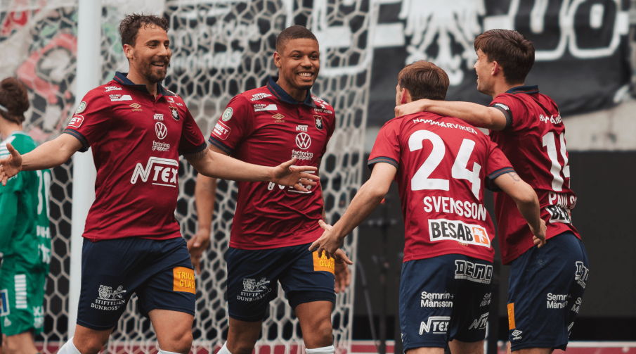 ÖIS herrar firar på fotbollsplan tillsammans. 