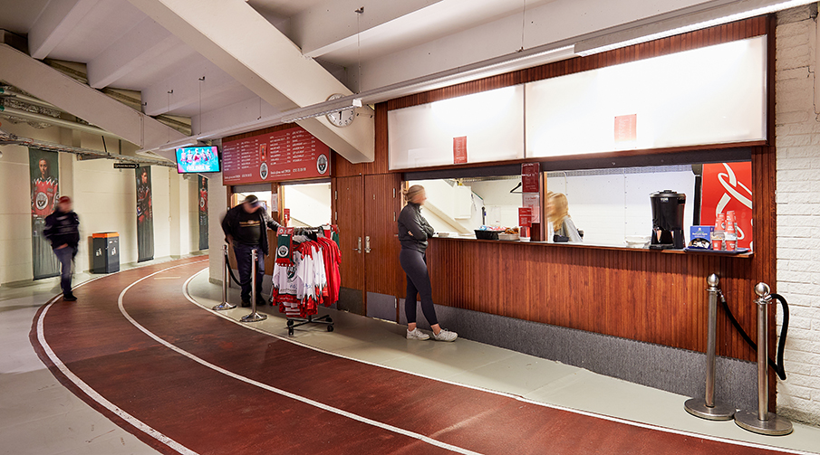 Öppen kiosk i Frölundaborg. Framför kiosken står ett klädställ med Frölunda HC-tröjor.