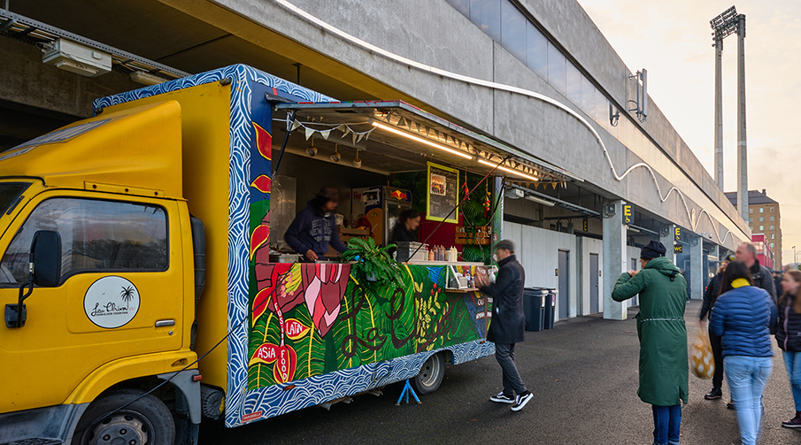 En foodtruck vid sektion E på Bravida Arena.