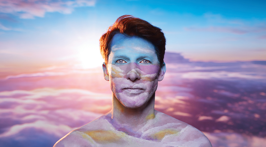 James Blunt bland rosa moln och en blå himmel.