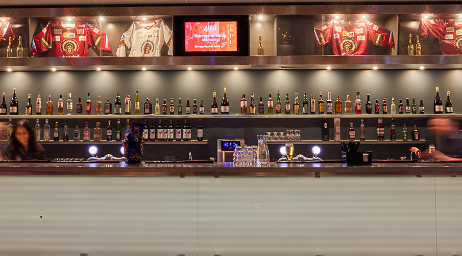 En välfylld bar. Över barhyllorna syns Frölunda HC:s matchtröjor.